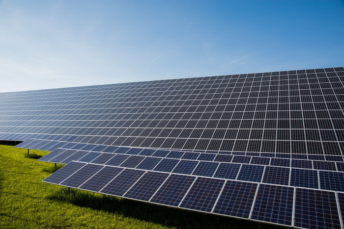 découvrez les régions photovoltaïques de france, où l'énergie solaire se déploie pour un avenir durable. explorez les opportunités d'investissement, les projets innovants et les avantages écologiques offerts par ces zones en pleine expansion. informez-vous sur les initiatives locales pour promouvoir l'énergie renouvelable et contribuer à la lutte contre le changement climatique.